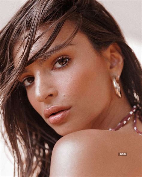 Emily Ratajkowski Shakes Up The Internet With Her New Pictures Pics