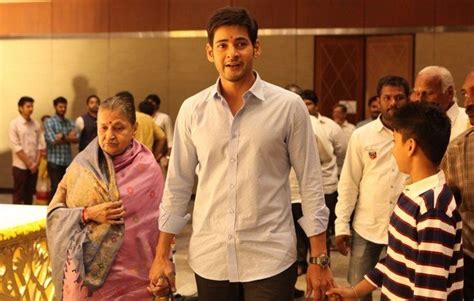 Mahesh babu gets a head massage from daughter sithara: Mahesh-Babu-Walked-With-His-Mother-Indira-Devi-and-Son ...