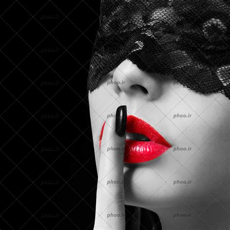 عکس سیاه و سفید زنی با انگشت روی لب های قرمزش و با ماسک توری در پس زمینه سیاه عکس با کیفیت و