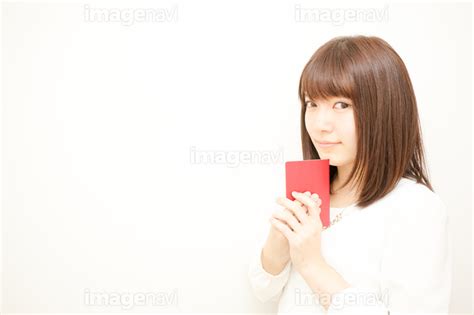 【パスポートを持って旅行をする若い日本人の女性】の画像素材 31028323 写真素材ならイメージナビ