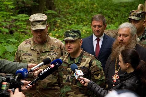 Lt Gen Hodges Visits 2nd Cavalry Regiment In Moldova Article The