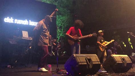 Efek rumah kaca di udara chord intro am f 2x am f aku sering diancam am f juga teror mencekam am f kerap ku disingkirkan am f sampai di mana kapan am ku bisa tenggelam di lautan f aku bisa diracun di udara am f aku bisa terbunuh di trotoar jalan chorus f c g am tapi aku tak pernah mati f em am tak akan. Efek Rumah Kaca - Di Udara (Live at Synchronize Festival ...