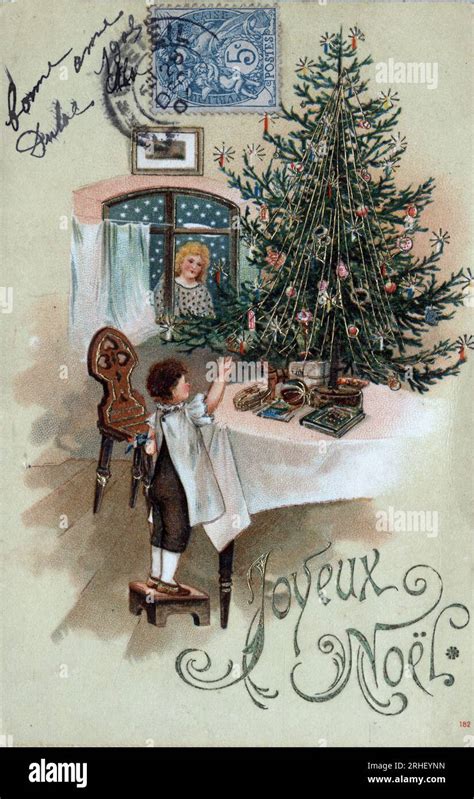 Carte De Voeux Pour Noel Un Enfant Devant Un Sapin De Noel Pose Sur