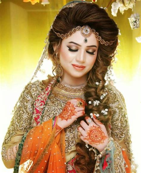 A photograph is not just capturing and framing a photo, it is also about capturing the valuable moments. Best Pakistani Bridal Hairstyles 2021 for Wedding - StyleGlow.com
