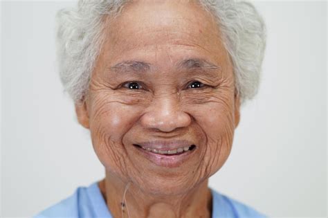 Azjatycka Starsza Starsza Kobieta Pacjent Siedząca I Uśmiechnięta Twarz