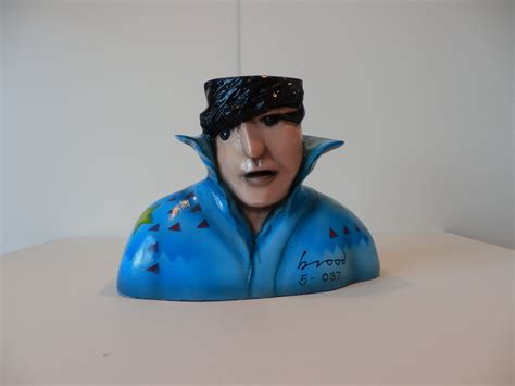 Nadat amfetamine en jarenlang stevig alcoholgebruik z'n lichaam in hoge mate hadden verwoest. Herman Brood - SCULPTUUR--- ELVIS kopen? Bied vanaf 125!