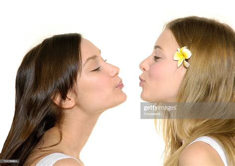 Side Profile Of Two Young Women Kissing Each Other Foto De Stock