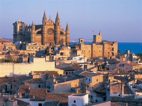 In cala ratjada, cala d'or, paguera, arenal und natürlich an der playa de palma finden sie ein ausschweifendes, abendliches unterhaltungsangebot mit unzähligen bars und diskotheken. Sehenswürdigkeiten auf Mallorca