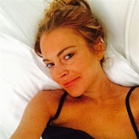 EGO Lindsay Lohan faz selfie na cama sem maquiagem notícias de Famosos