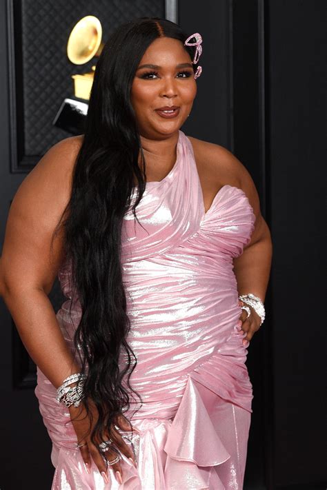 Lizzo Makes A Hair Statement With Jumbo Pink Clips At The 2021 Grammy Awards British Vogue
