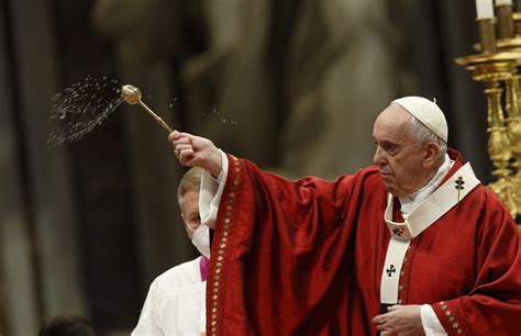 Say 'yes' to the Holy Spirit, 'no' to divisive ideologies, pope says