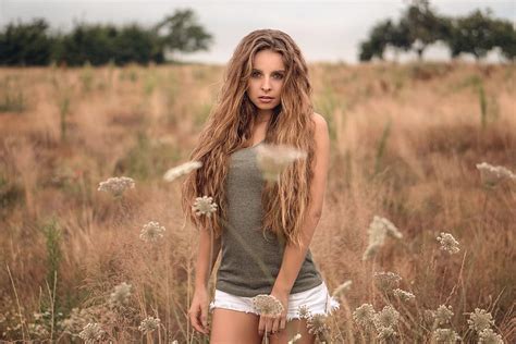 Isabella In A Field Model Blonde Field Shorts Hd Wallpaper Pxfuel