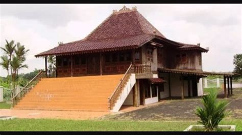 Selain itu, di depan rumah biasanya tergantung kepala kerbau beserta tanduknya yang menarik. 65+ Gambar Rumah Adat Lampung Barat Terlengkap - Kumpulan ...