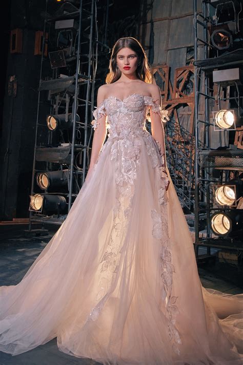 Per gli abiti da sposa in pizzo la stilista anna molinari ha voluto silhouette nette e contemporanee, con decori discreti e una struttura sartoriale di base che mette da parte artifici ed eccessi. Abiti da sposa 2020 più belli: ecco i 100 assolutamente ...