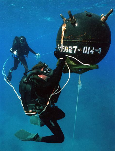 Fileus Navy Explosive Ordnance Disposal Eod Divers Wikipedia