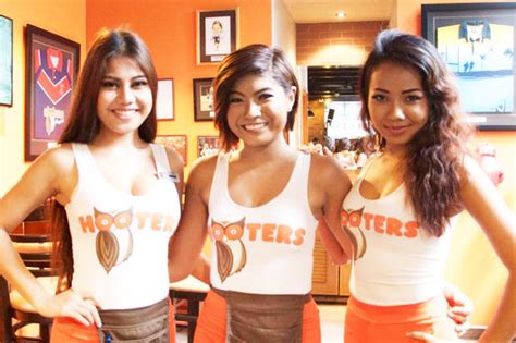 Hooters Girls Stunning Restaurant Babes Told To Cover Their Boobs During Ramadan Daily Star