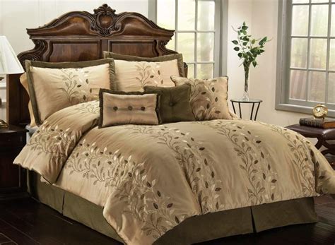 Queen comforter, year round down alternative comforter, duvet insert, fluffy ,warm , and soft by if you want to wash it, just throw it in the washer, set to gentle and cold water. Contemporary Luxury Bedding Set Ideas - HomesFeed