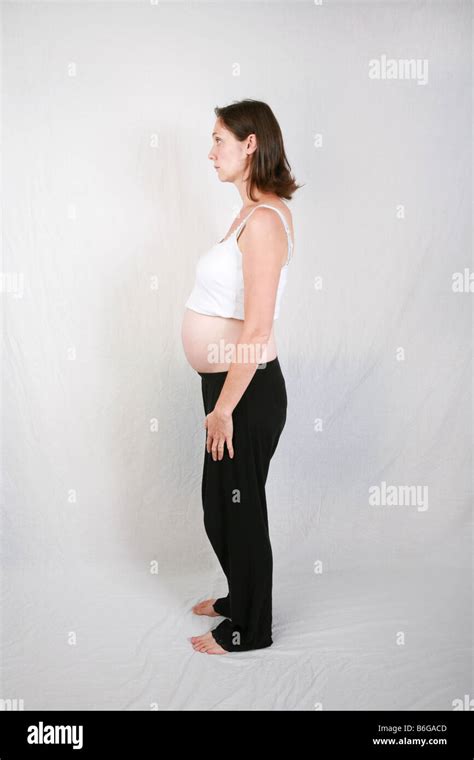 Mujer Embarazada Perfil Lateral De Longitud Completa A Las 28 Semanas De Gestación 7 Meses