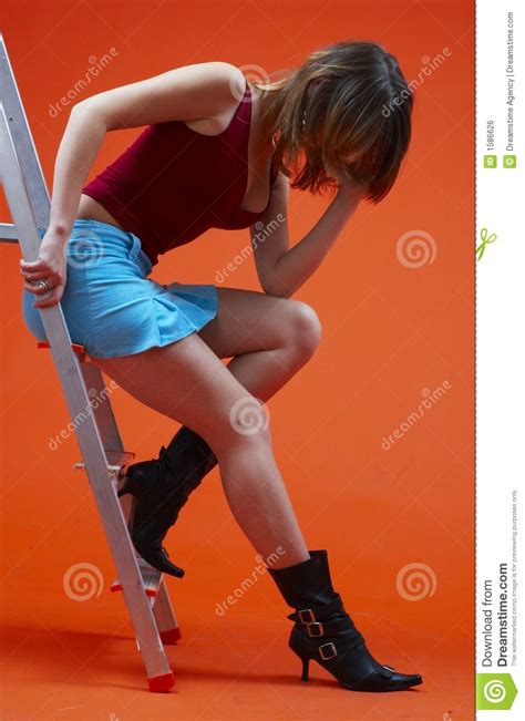 Vrouw Op Ladder 3 Stock Foto Image Of Gemaskeerd Terughoudend 1586626