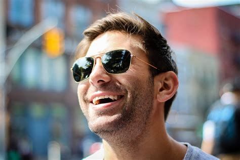 Smiling Man Sunglasses En Logo Therapy