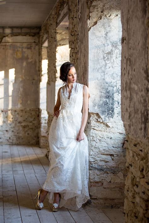 Das hochzeitskleid und die braut. Das perfekte Brautdirndl Hochzeitskleid = das Tian van ...