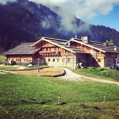 L'appartamento arredato con gusto in stile cortinese ricorda uno chalet di montagna privato. Vacanze in Alta Pusteria, cosa fare | Blog di Viaggi
