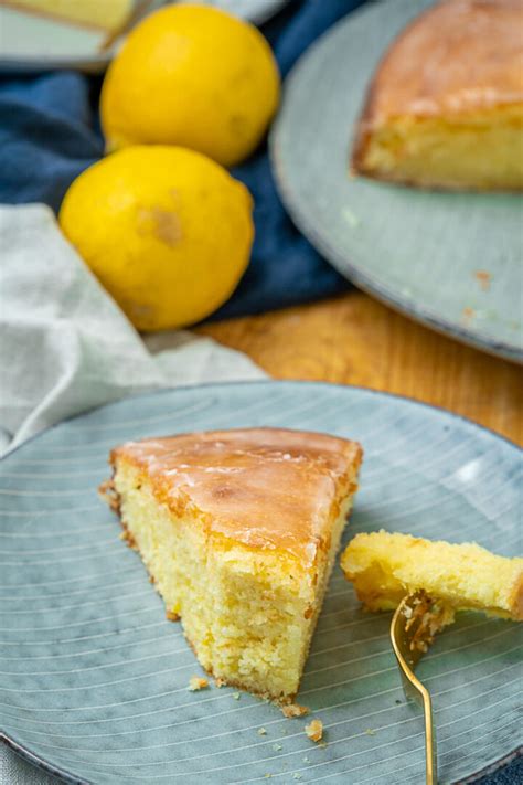 Fluffiger saftiger Zitronenkuchen mit Sirup