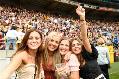 30000 Fans Celebrate At A Rock Concert In New Zealand