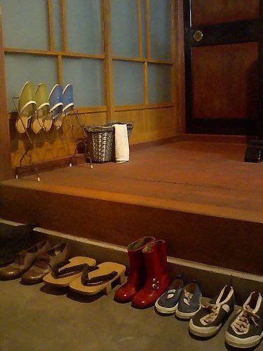 No shoe policy in japan :: Showa Period Life in Japan - See how everyone takes off ...