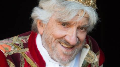 Dedicando a lui uno dei luoghi che gli erano più cari, il globe theatre. Petizione · Intitoliamo il Globe Theatre di Roma a Gigi ...