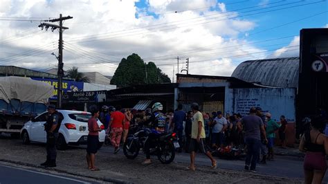 Motociclista morre após tentar desviar de porta aberta de carro e ser