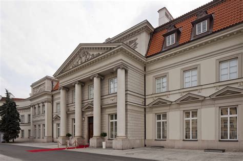 Pałac, znany później jako saski, zbudował w połowie xvii w. PAŁAC PRYMASOWSKI Centrum Konferencyjno-Wystawiennicze ...