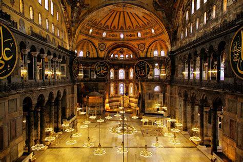 Eskiden kilise olan ayasofya'nın absidinin yönü diğer kiliselerde olduğu gibi kudüs'e yönelik olması gerekirken hafifçe kıbleye yöneliktir. Ayasofya Cami (Hagia Sophia) | İstanbul / Türkiye | Talip ...