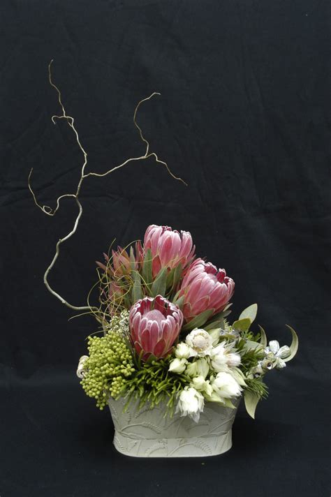 Pin By Trinity Turner On Floristry Modern Floral Arrangements Modern