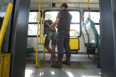 Homem Surta Ataca Passageiros E Morde Mulher Em ônibus Mh Geral