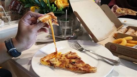 The roti naan cheese tarik bread is thick with good quality cheese. CikLilyPutih The Lifestyle Blogger: Cheese Tarik Crust ...