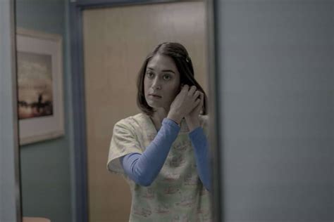 Castle Rock Lizzy Caplan And Elsie Fisher Discuss Annie And Joy Wilkes
