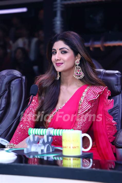 Shilpa Shetty Smiles As She Gets Snapped By Paparazzi Media