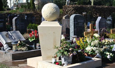 Hier finden sie interessante beispiele für urnengrabsteine ! Besonderer Grabstein Urnengrab / Grabstele Kugel ...