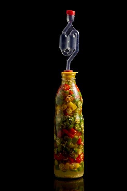 Primer Plano Vertical De Pimiento Picante Fermentado Con Una Esclusa De