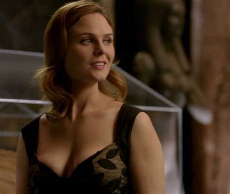 Pop Minute Emily Deschanel Bones Museum Photos Photo