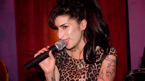 Amy Winehouse ‘seemed Out Out Of It Day Before Death Mom Says The Hollywood Reporter