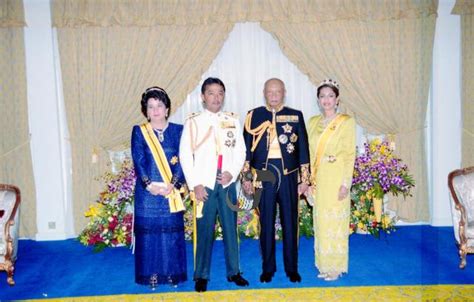 Setahun nikahi tengku mahkota kelantan ini pendedahan terkini che puan sofie yang menetap di istana. Duli Mahkota : Pewaris Takhta : Pahang Darul Makmur