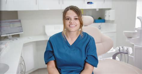 How To Become A Dental Nurse Naomis Story Bbc Bitesize