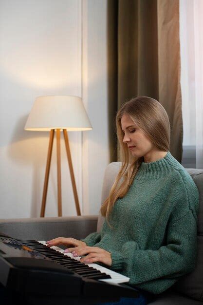 Vue Latérale Femme Jouant Du Piano Photo Gratuite