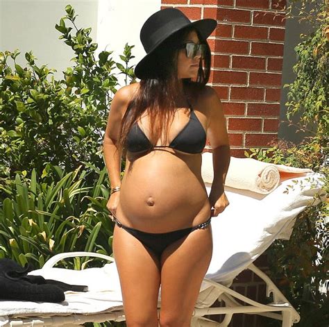 Womenstyles Photos Pregnant Kourtney Kardashian Shows Off Her Baby