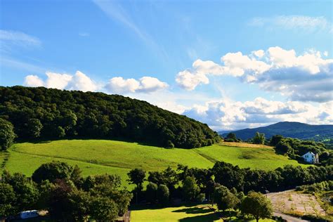 무료 이미지 경치 나무 잔디 구름 하늘 들 목초지 언덕 골짜기 산맥 파노라마 여름 녹색 푸른 농업