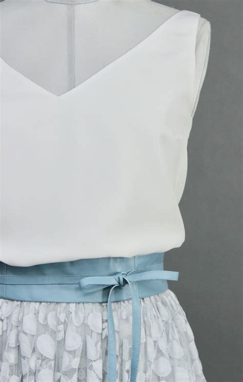 Maybe you would like to learn more about one of these? Brautkleid mit modernem Brauttop und schlichtem Tüllrock ...