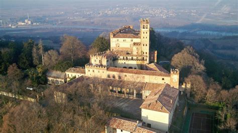 Located in northwest italy it is the home of more docg wines than any other italian region. Castello Camino - Piemonte