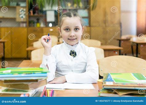 Estudante Estudiosa Da Menina Em Uma Blusa Branca Imagem De Stock
